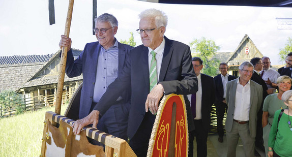 Ministerpräsident Winfried Kretschmann (Mitte) und Staatssekretär Arne Braun (links) in einem keltischen Streitwagen