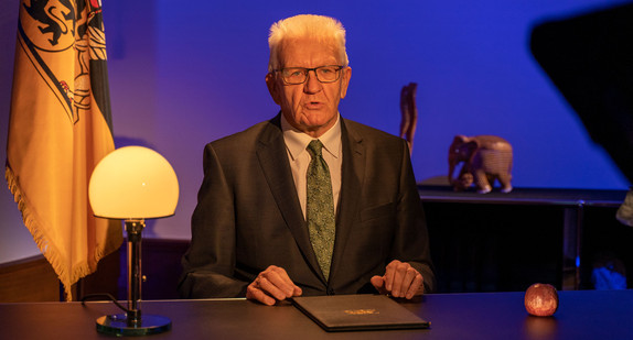 Ministerpräsident Winfried Kretschmann bei der Aufzeichnung der Neujahrsansprache.
