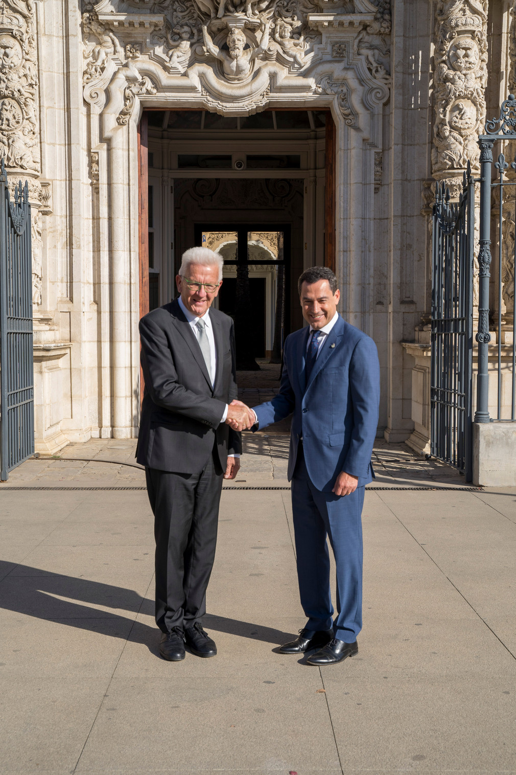 Juan Manuel Bonilla Moreno (rechts), Präsident der andalusischen Regionalregierung, und Ministerpräsident Winfried Kretschmann (links) reichen sich die Hände als Zeichen der Freundschaft