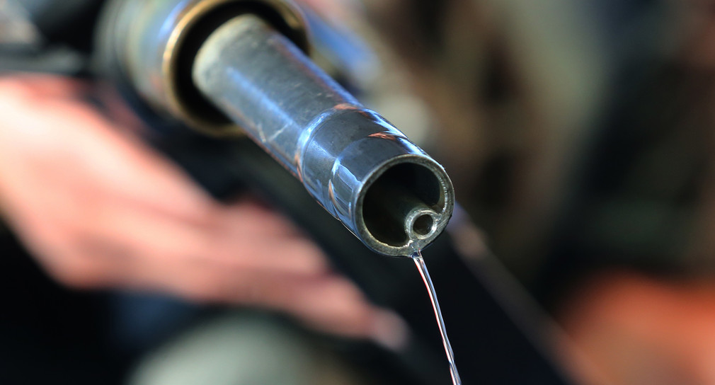 ILLUSTRATION - Benzin fließt an einer Tankstelle aus einer Zapfpistole. (Bild: © dpa)