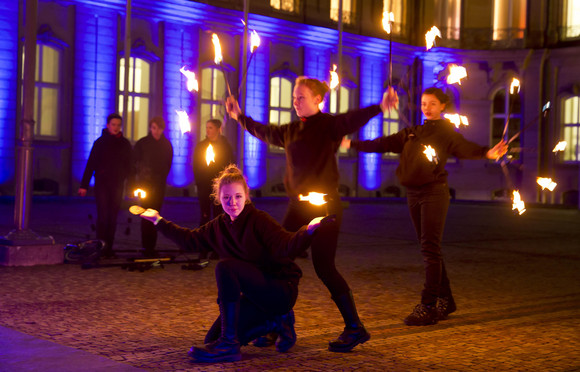 Feuerartistenvor dem Neuen Schloss