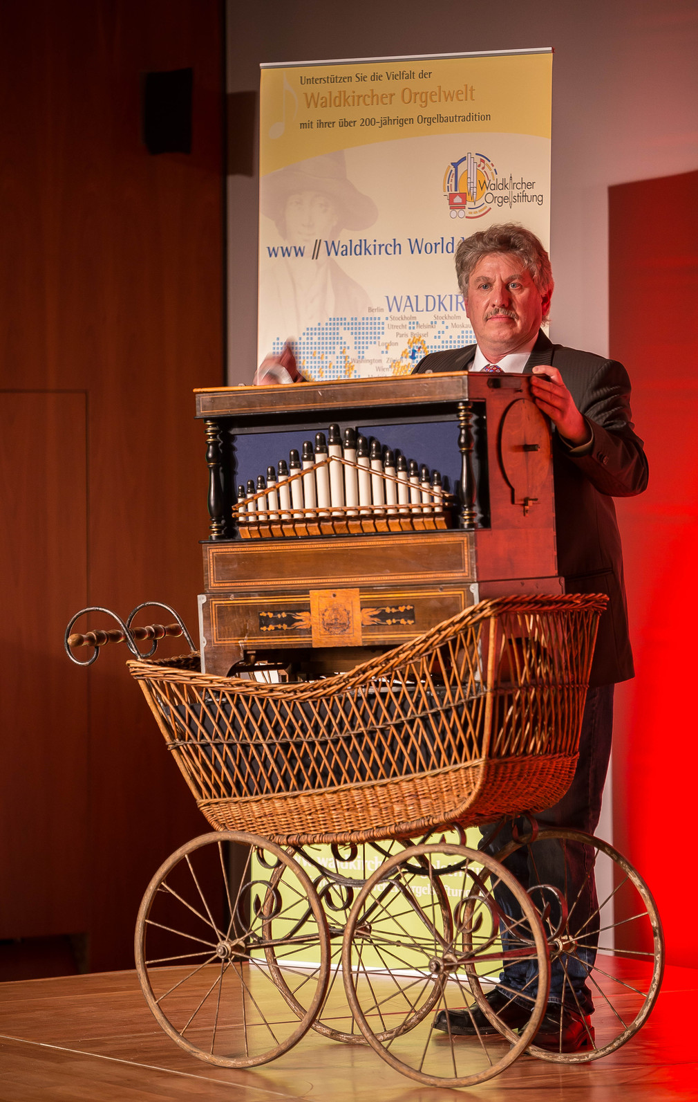 Stefan Fleck, Orgelbauer und Restaurator aus Waldkirch, lässt die Drehorgel Modell Nr. 10 von Wilhelm Bruder Söhne erklingen.