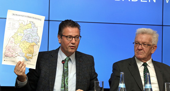 Ministerpräsident Winfried Kretschmann (r.) und Landwirtschaftsminister Peter Hauk (l.)