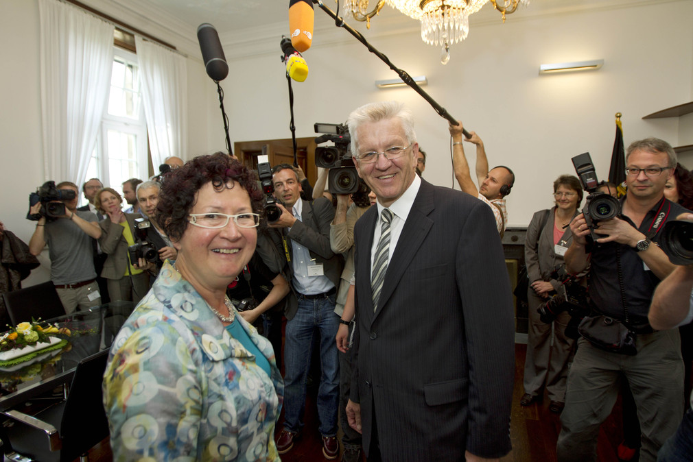 Ministerpräsident Winfried Kretschmann (r.) mit seiner Frau Gerlinde Kretschmann (l.) und Medienvertretern am Donnerstag (12.05.2011) in seinem Amtszimmer in der Villa Reitzenstein in Stuttgart