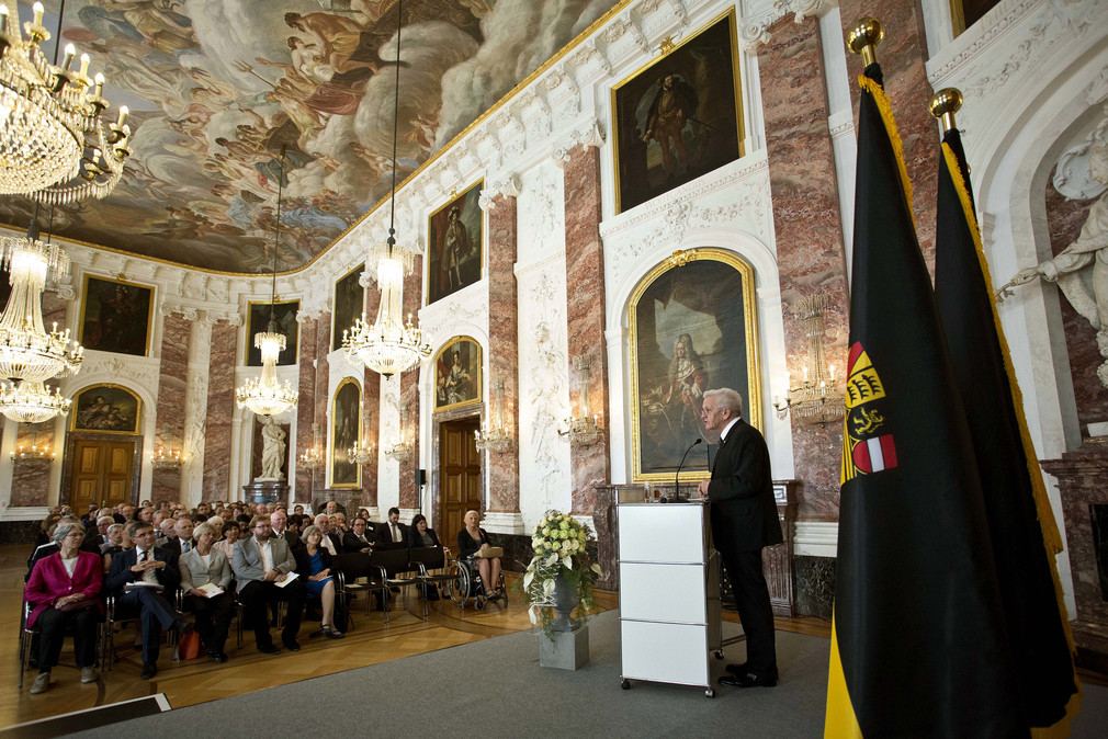 Blick in den Rittersaal des Mannheimer Schlosses bei der Ansprache von Ministerpräsident Winfried Kretschmann (r.)