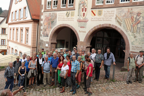 Schiltach: Gruppenbild mit Ministerpräsident Winfried Kretschmann (M.) und der Wandergruppe vor dem Rathaus