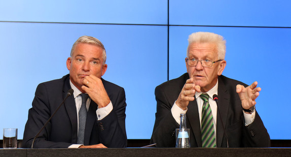 Ministerpräsident Winfried Kretschmann (r.) und der Minister für Inneres, Digitalisierung und Migration, Thomas Strobl (l.)