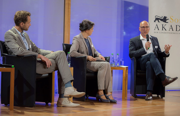 Sommerakademie Ressourcenwende – Herausforderungen und Chancen v.l.n.r. Bas van Abel, Dr. Tanja Busse (Moderatorin), Prof. Dr. Dr. Christian Berg (Mitglied im Präsidium des Club of Rome Deutschland)