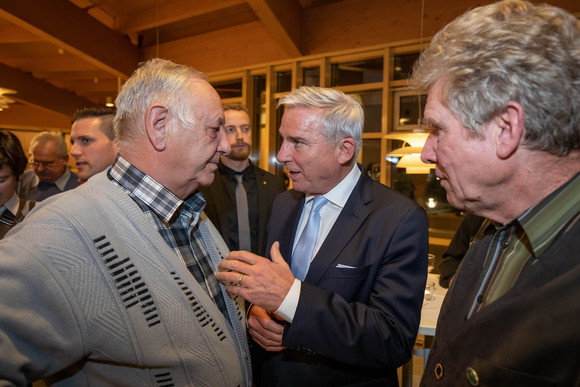 Innenminister Thomas Strobl im Gespräch mit Bürgern (Bild: Staatsministerium Baden-Württemberg)