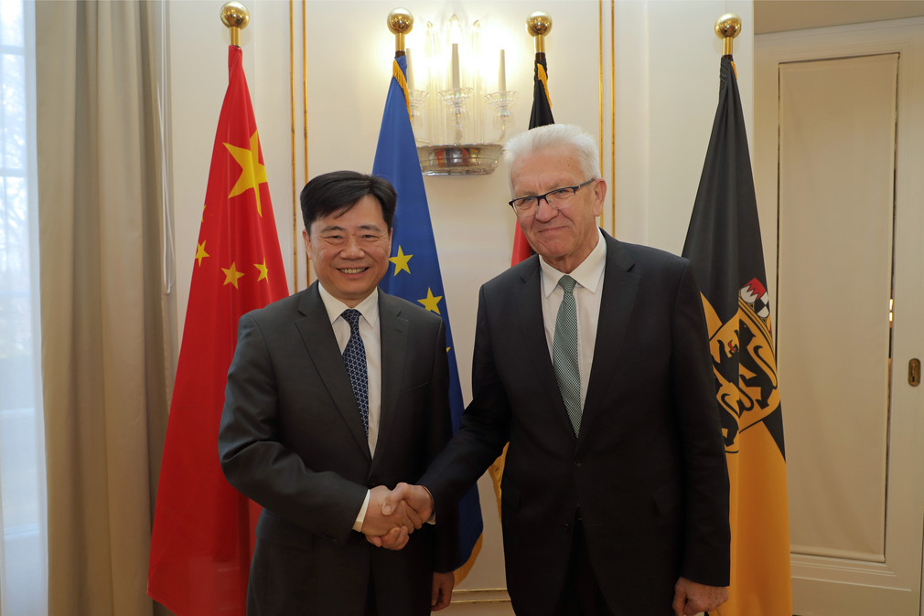 Ministerpräsident Winfried Kretschmann (r.) und der chinesische Botschafter Ken Wu (l.) (Bild: Staatsministerium Baden-Württemberg)