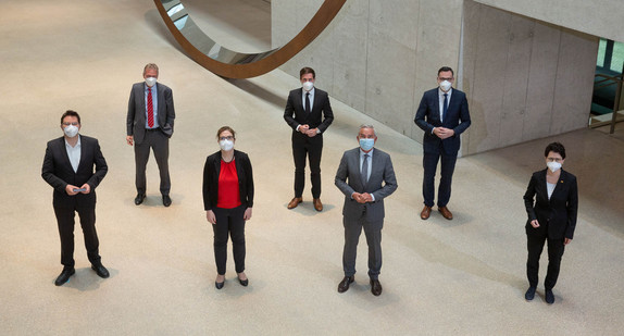 Dr. Michael Blume, Generalkonsulin Sandra Simovich, Minister Thomas Strobl, Ministerin Marion Gentges MdL (vordere Reihe von links nach rechts), Landeskriminaldirektor Klaus Ziwey, Vorsitzender der CDU-Landtagsfraktion Manuel Hagel MdL, Staatssekretär Siegfried Lorek MdL (hintere Reihe von links nach rechts)