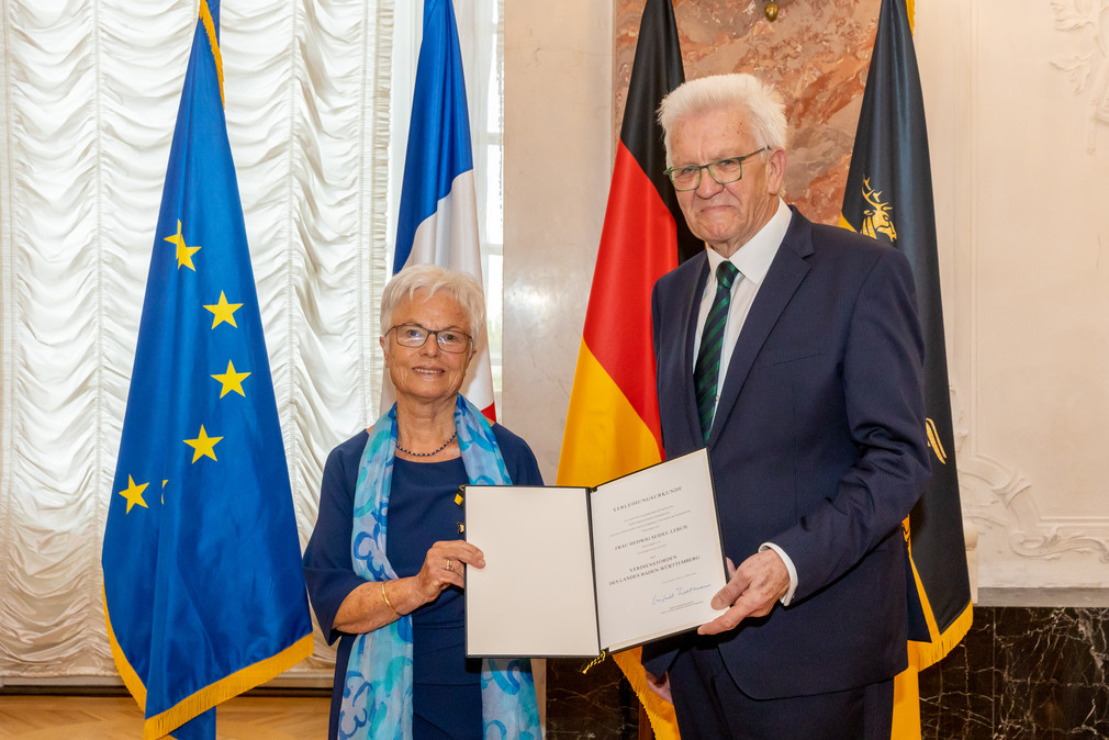 Ministerpräsident Winfried Kretschmann (rechts) und Hedwig Seidel-Lerch (links)