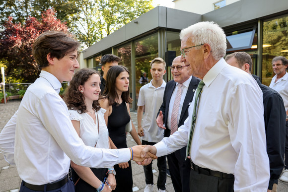  Ministerpräsident Winfried Kretschmann (links) im Gespräch mit Bürgerinnen und Bürgern