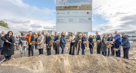 Symbolischer Spatenstich für Herzzentrum und „Informatics for Life“ (von links nach rechts): Lilian Knobel (Geschäftsführerin der Klaus Tschira Stiftung), Roboter von Informatics for Life, Prof. Dr. Benjamin Meder (stellvertretender Ärztlicher Direktor der Klinik für Kardiologie, Angiologie, Pneumologie), Oberbürgermeister Prof. Dr. Eckart Würzner, Prof. em. Dr. Hugo Katus (ehemaliger Ärztlicher Direktor der Klinik für Kardiologie, Angiologie, Pneumologie), Prof. Dr. Markus Weigand (stellvertretender Leitender Ärztlicher Direktor), Yvonne Dintelmann (Pflegedirektorin), Katrin Erk (Kaufmännische Direktorin), Ministerpräsident Winfried Kretschmann, Stifter Dietmar Hopp, Heike Bauer (Leiterin der Dietmar Hopp Stiftung), Prof. Dr. Dr. Jürgen Debus (Leitender Ärztlicher Direktor), Ministerin Petra Olschowski, Prof. Dr. Tsvetomir Loukanov (Leiter der Sektion Kinderherzchirurgie), Prof. Dr. Matthias Gorenflo (Ärztlicher Direktor der Klinik für Kinderkardiologie und Angeborene Herzfehler), Prof. Dr. Norbert Frey (Ärztlicher Direktor der Klinik für Kardiologie, Angiologie, Pneumologie), Prof. Dr. Michael Boutros (Dekan der Medizinischen Fakultät Heidelberg der Universität Heidelberg) Symbolischer Spatenstich für Herzzentrum und „Informatics for Life“ (von links nach rechts): Lilian Knobel (Geschäftsführerin der Klaus Tschira Stiftung), Roboter von Informatics for Life, Prof. Dr. Benjamin Meder (stellvertretender Ärztlicher Direktor der Klinik für Kardiologie, Angiologie, Pneumologie), Oberbürgermeister Prof. Dr. Eckart Würzner, Prof. em. Dr. Hugo Katus (ehemaliger Ärztlicher Direktor der Klinik für Kardiologie, Angiologie, Pneumologie), Prof. Dr. Markus Weigand (stellvertretender Leitender Ärztlicher Direktor), Yvonne Dintelmann (Pflegedirektorin), Katrin Erk (Kaufmännische Direktorin), Ministerpräsident Winfried Kretschmann, Stifter Dietmar Hopp, Heike Bauer (Leiterin der Dietmar Hopp Stiftung), Prof. Dr. Dr. Jürgen Debus (Leitender Ärztlicher Direktor), Ministerin Petra Olschowski, Prof. Dr. Tsvetomir Loukanov (Leiter der Sektion Kinderherzchirurgie), Prof. Dr. Matthias Gorenflo (Ärztlicher Direktor der Klinik für Kinderkardiologie und Angeborene Herzfehler), Prof. Dr. Norbert Frey (Ärztlicher Direktor der Klinik für Kardiologie, Angiologie, Pneumologie), Prof. Dr. Michael Boutros (Dekan der Medizinischen Fakultät Heidelberg der Universität Heidelberg)
