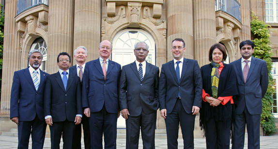 Minister Peter Friedrich (3.v.r.) mit dem Wirtschaftsminister der Republik Mauritius, Cader Sayed-Hossen (4.v.r.), samt Delegation vor der Villa Reitzenstein