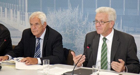 Ministerpräsident Winfried Kretschmann (r.) und Justizminister Rainer Stickelberger (l.) bei der Regierungspressekonferenz am 7. Oktober 2014 in Stuttgart