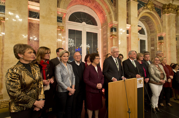 Ministerpräsident Winfried Kretschmann (M.) und Ehefrau Gerlinde mit den Mitgliedern des Kabinetts 