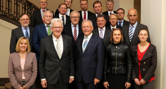 Gruppenbild mit Ministerpräsident Winfried Kretschmann (vorne, 2.v.l.) und den Spitzen der Industrie- und Handelskammern Baden-Württembergs