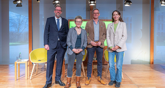 V.l.n.r.: Prof. Dr. Jonas Radl, Tina Groll, Staatssekretär Rudi Hoogvliet und Julia Jirmann