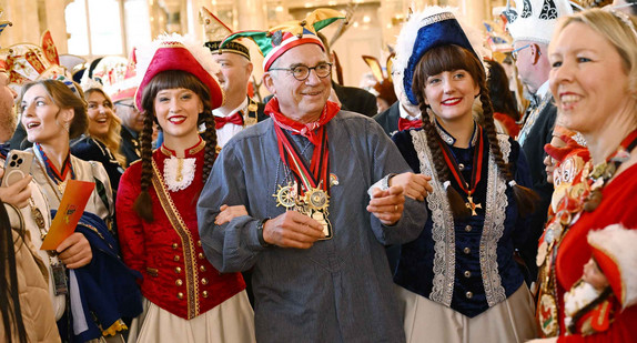 Innenminister Thomas Strobl (Mitte) in Begleitung von zwei Gardemädchen