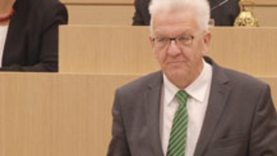 Ministerpräsident Winfried Kretschmann am Rednerpult im Landtag von Baden-Württemberg.