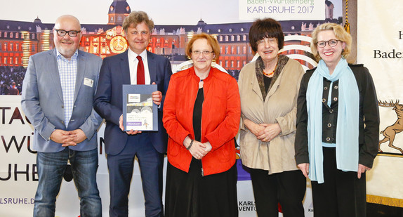 v.l.n.r.: Martin Wacker, Oberbürgermeister Frank Mentrup, Nicolette Kressl, Staatsrätin Gisela Erler, Susanne Asche (Foto: KEG/Jürgen Rösner)