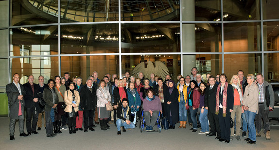 Besuch beim Deutschen Bundestag: Die Gäste aus Baden-Württemberg vor dem Plenarsaal des Deutschen Bundestages im Reichstagsgebäude. 