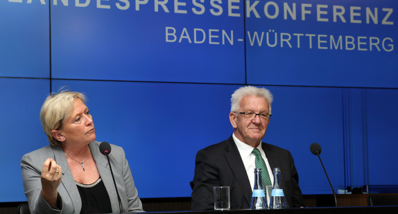 Ministerpräsident Winfried Kretschmann (r.) und Kultusministerin Susanne Eisenmann (l.)