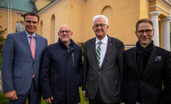 v.l.n.r.: Staatssekretär Volker Schebesta, Verkehrsminister Winfried Hermann, Ministerpräsident Winfried Kretschmann und Staatssekretär Dr. Florian Stegmann vor dem Dom von Oulu (Finnland) (Bild: Staatsministerium Baden-Württemberg)