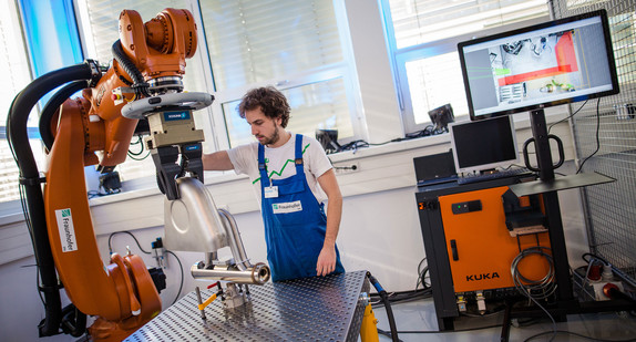 Ein Mitarbeiter des Fraunhofer Instituts, führt bei der Eröffnung des neuen "Future Work Lab" des Fraunhofer Instituts in Stuttgart einen Roboterarm. (Foto: dpa)