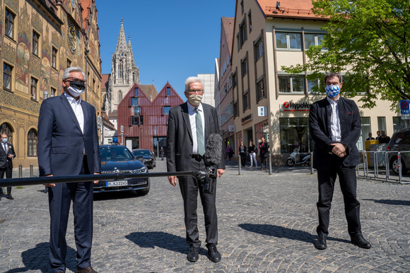 Ministerpräsident Winfried Kretschmann (M.), der bayerische Ministerpräsident Markus Söder (r.) und Ulms Oberbürgermeister Gunter Czisch (l.) (Bild: Staatsministerium Baden-Württemberg)