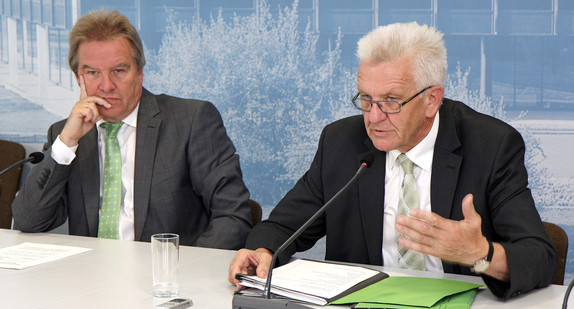 Ministerpräsident Winfried Kretschmann (r.) und Umweltminister Franz Untersteller (l.) bei der Regierungspressekonferenz