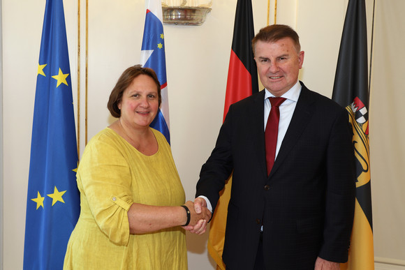 Antrittsbesuch Schopper empfängt slowenischen Botschafter Staatsministerin Theresa Schopper (l.) und der slowenische Botschafter Franc But (r.) (Bild: Staatsministerium Baden-Württemberg)