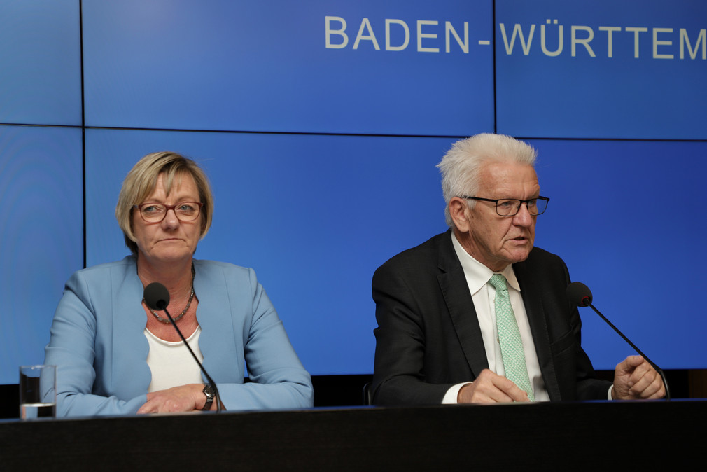 Ministerpräsident Winfried Kretschmann (r.) und Finanzministerin Edith Sitzmann (l.) bei der Regierungspressekonferenz (Bild: Staatsministerium Baden-Württemberg)
