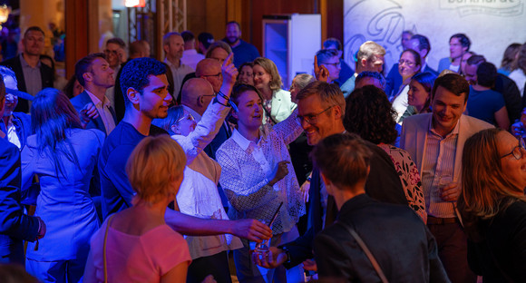 Politisches Sommerfest 60. Stallwächterparty: Aus Tradition in die Zukunft Volle Tanzfläche auf der 60. Stallwächterparty in Berlin