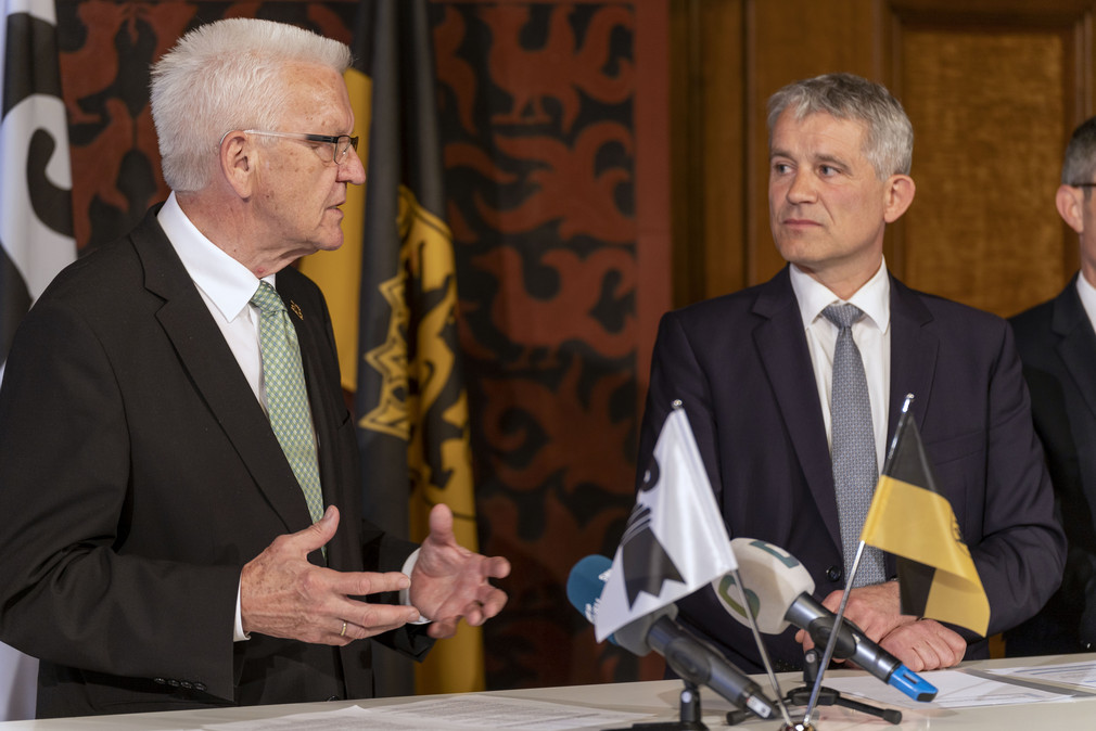 Ministerpräsident Winfried Kretschmann (links) und Regierungspräsident Beat Jans (rechts) anlässlich der Unterzeichung einer Gemeinsamen Absichtserklärung zur Zusammenarbeit zwischen Baden-Württemberg und Basel-Stadt in Zukunftsbereichen.