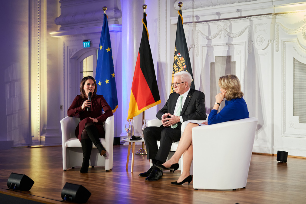 Podiumsdiskussion mit Bundesaußenministerin Annalena Baerbock (links), Ministerpräsident Winfried Kretschmann (Mitte) und Moderatorin Ute Brucker (rechts)