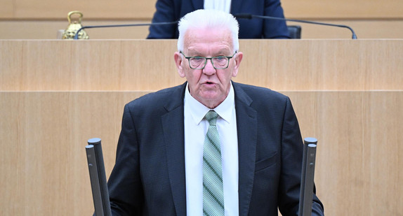 Ministerpräsident Winfried Kretschmann spricht bei einer Landtagssitzung.