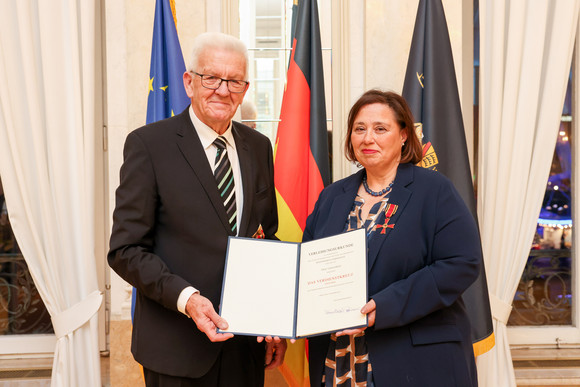 Ministerpräsident Winfried Kretschmann (links) und Tanja Menz (rechts)