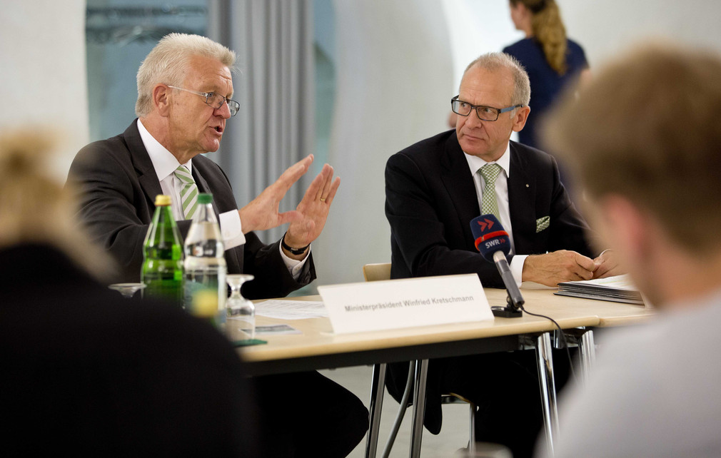 Ministerpräsident Winfried Kretschmann (l.) und Regierungspräsident Martin Gehrer (r.) bei einer Pressekonferenz in St. Gallen