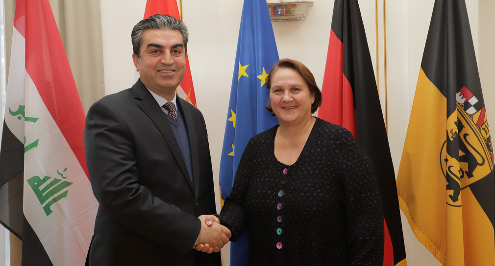 Staatsministerin Theresa Schopper (r.) und der Gouverneur der Region Dohuk, Farhad Amin Atrushi (l.) (Bild: Staatsministerium Baden-Württemberg)