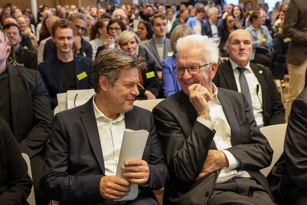 Dr. Robert Habeck (links), Vizekanzler und Bundesminister für Wirtschaft und Klimaschutz, im Gespräch mit Ministerpräsident Winfried Kretschmann (rechts)