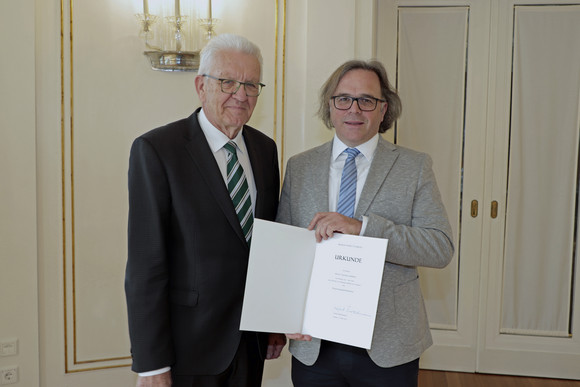 Ministerpräsident Winfried Kretschmann (links) und der neue Regierungspräsident des Regierungsbezirks Freiburg, Carsten Gabbert (rechts)