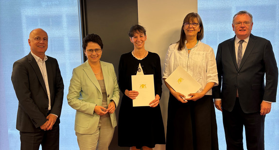 Foto frei verwendbar, von links nach rechts: Martin Finckh, Leiter der Abteilung Justizvollzug des Ministeriums der Justiz und für Migration; Justizministerin Marion Gentges; Stefanie Hörter, Leiterin der Justizvollzugsanstalt Rottweil; Ilona Crispien, stellvertretende Leiterin der Justizvollzugsanstalt Rottenburg; Elmar Steinbacher, Amtschef des Ministeriums der Justiz und für Migration 
