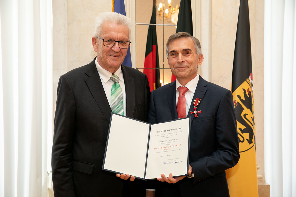 Ministerpräsident Winfried Kretschmann (l.) und Günther Bubenitschek (r.) (Bild: Staatsministerium Baden-Württemberg)