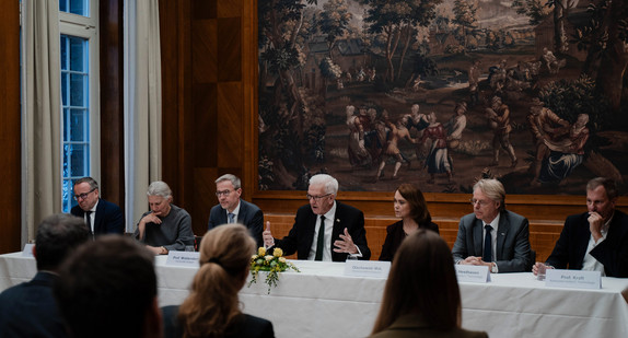Unterzeichnung der Gründungsvereinbarung für das Graduierten- und Forschungszentrum connAIx in der Villa Reitzenstein in Stuttgart