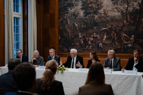 Unterzeichnung der Gründungsvereinbarung für das Graduierten- und Forschungszentrum connAIx in der Villa Reitzenstein in Stuttgart