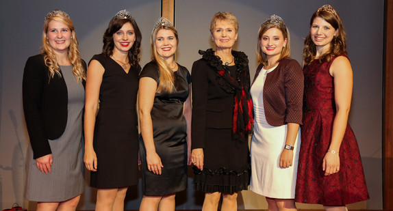 (L-R) Württembergische Weinkönigin Andrea, Ritz; Badische Weinprinzessin Nicole End; Badische Weinprinzessin Katharina Dier; Staatssekretärin Friedlinde Gurr-Hirsch (ehemalige Deutsche Weinkönigin); Badische Weinkönigin Magdalena Malin, Deutsche Weinprinzessin Mara Walz