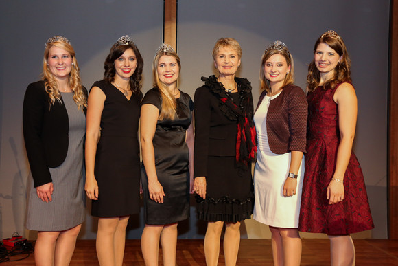 (L-R) Württembergische Weinkönigin Andrea, Ritz; Badische Weinprinzessin Nicole End; Badische Weinprinzessin Katharina Dier; Staatssekretärin Friedlinde Gurr-Hirsch (ehemalige Deutsche Weinkönigin); Badische Weinkönigin Magdalena Malin, Deutsche Weinprinzessin Mara Walz