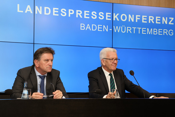 Ministerpräsident Winfried Kretschmann (r.) und Sozial- und Integrationsminister Manne Lucha (l.) (Bild: Staatsministerium Baden-Württemberg)